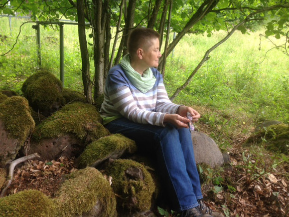 Frau-Hollen-Stuhl "Von diesem Frau Hollen-Stuhl erzählt man sich, dass Frau Holle dort an schönen Sommertagen sitzt und ihre goldenen Haare strählt. Außerdem gilt er als krankheitsvertreibender Sitz. - Das Strählen der goldenen Haare ist eine verbreitete, mythologische Metapher, die wir beispielsweise auch bei der Loreley am Rhein und bei der Verena in der Schweiz finden, beide gebrauchen dazu auch einen goldenen Kamm. Frauenhaar hat nach uralter Auffassung erotische Anziehungskraft, das Strählen des Haares ist deshalb eine erotische Aufforderung, es zieht den Geliebten unwiderstehlich herbei.